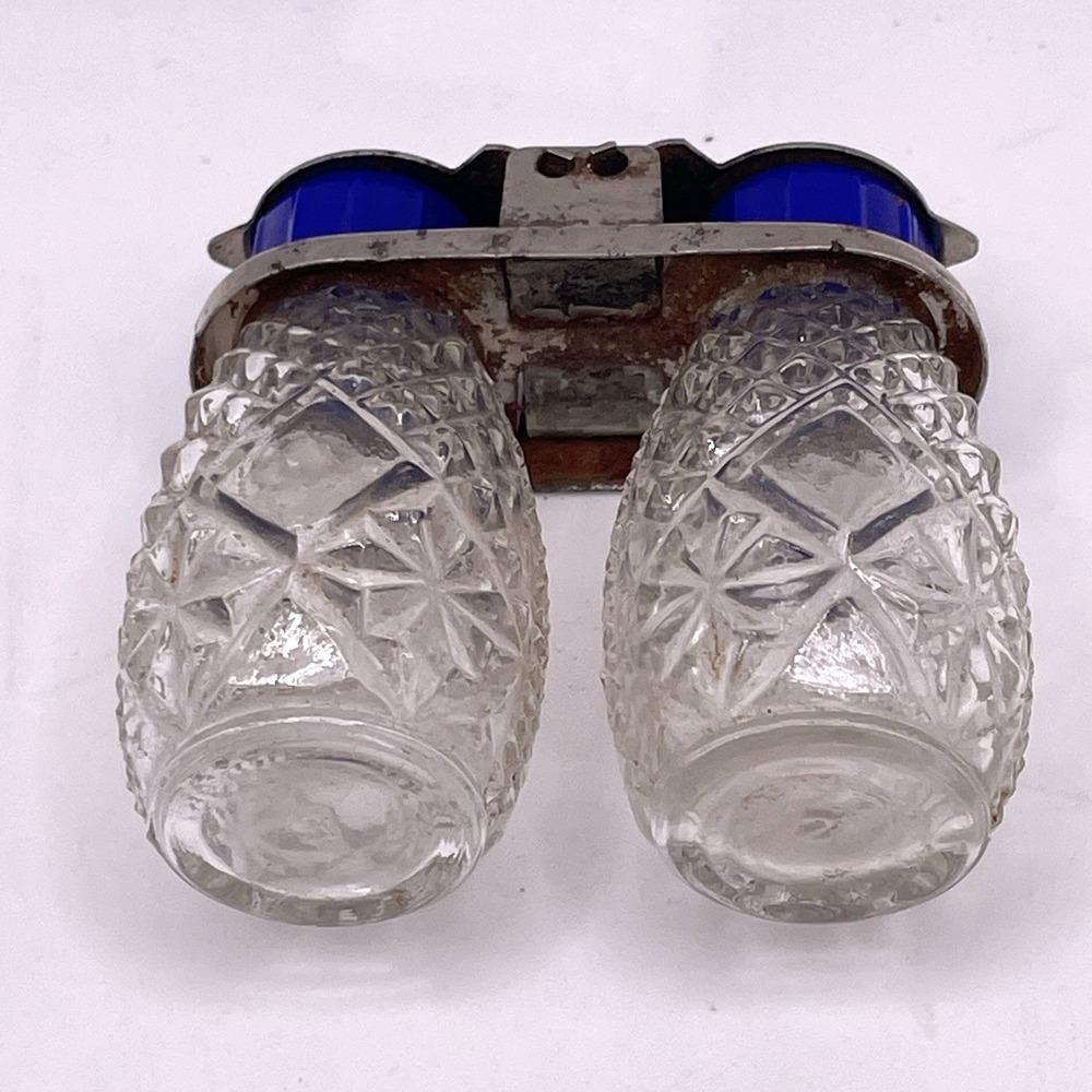 Vintage Mini Travel Salt And Pepper Shaker Metal Flip‎ Lid Glass Containers - Picture 5 of 6